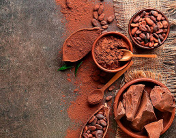 Imagen de mesa, con granos de cacao y chocolate