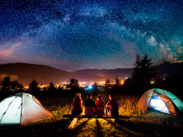 Amigos acampando en una noche estrellada de camping