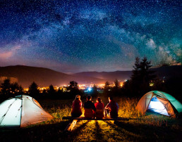 Amigos acampando en una noche estrellada de camping
