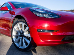 Auto Tesla con Avis