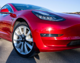 Auto Tesla con Avis