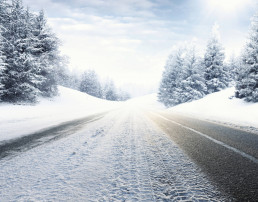 Camino nevado con nieve en carretera