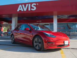 Tesla en oficinas de Avis Mérida