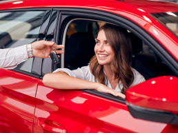 Protecciones Avis mujer en carro rojo