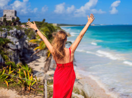 Mujer disfrutando de la belleza de Tulum