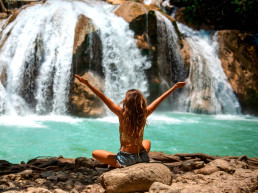 Joven en una cascada de Chiapas, México