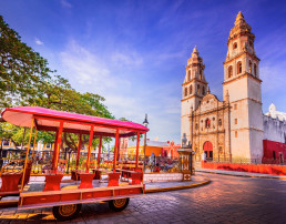 Campeche, México. La plaza Independence Plaza es una pintoresca plaza pública con coloridos edificios coloniales, la península de Yucatán.