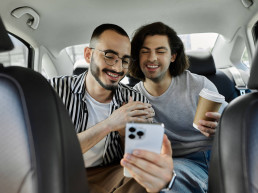 Hombres jóvenes revisando su destino en roadtrip