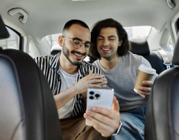 Hombres jóvenes revisando su destino en roadtrip