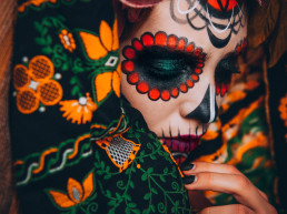 Retrato de cierre de Calavera Catrina. Mujer joven con maquillaje de cráneo de azúcar. Día de los muertos. Día de los Muertos. Halloween.