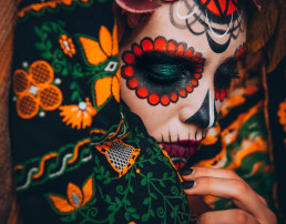 Retrato de cierre de Calavera Catrina. Mujer joven con maquillaje de cráneo de azúcar. Día de los muertos. Día de los Muertos. Halloween.