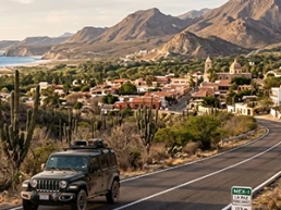 Auto en una carretera mexicana, turismo en auto en temporada baja en México con renta de autos Avis.