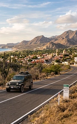 Auto en una carretera mexicana, turismo en auto en temporada baja en México con renta de autos Avis.