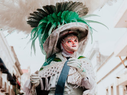 Huehues México, bailarina del Carnaval mexicano con un tradicional disfraz y máscara folclórica en América Latina